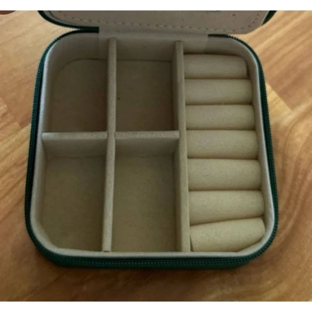 TRAVEL JEWELLERY BOX-IN GREEN FAUX LEATHER- New !